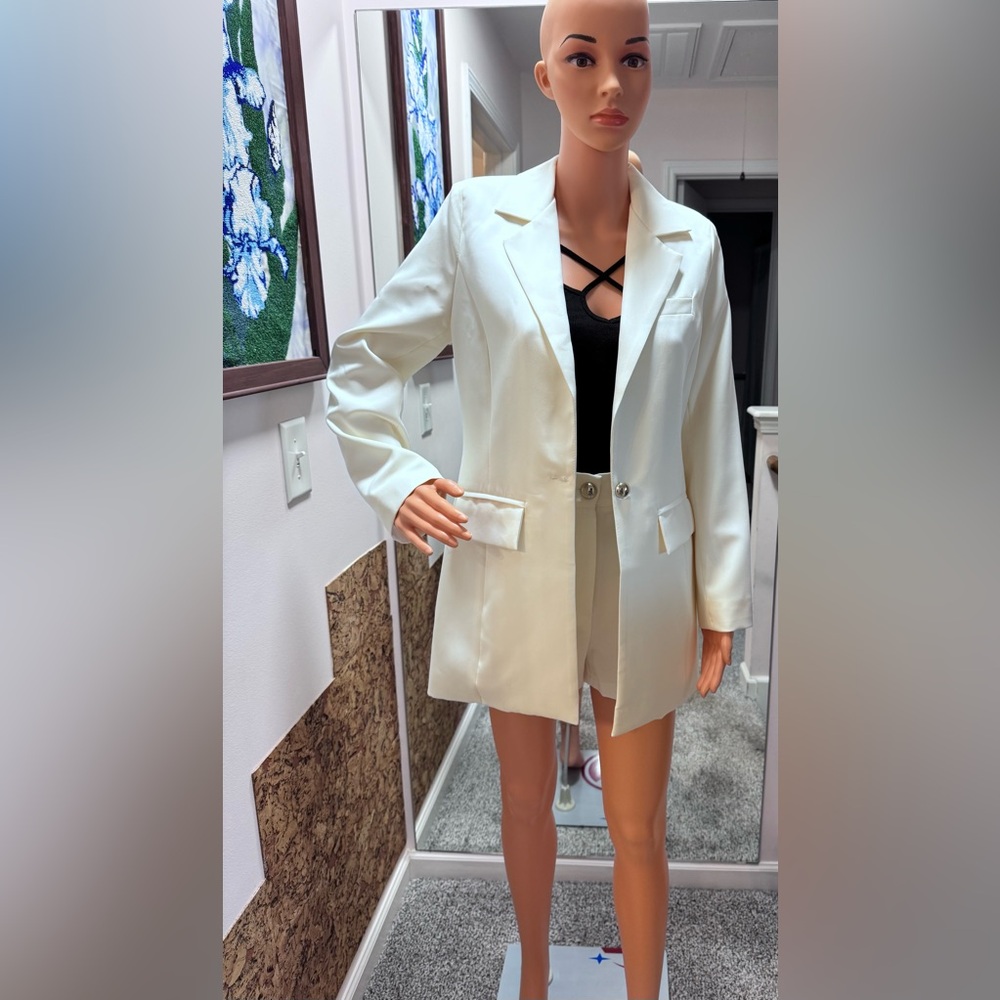 NWT Women’s Blazer & Shorts Set Size M ( Fits Like S)